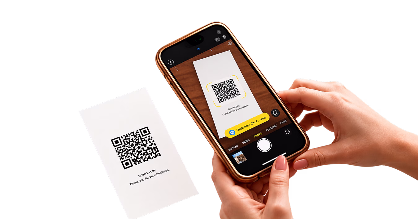 عميل يمسح رمز QR للدفع