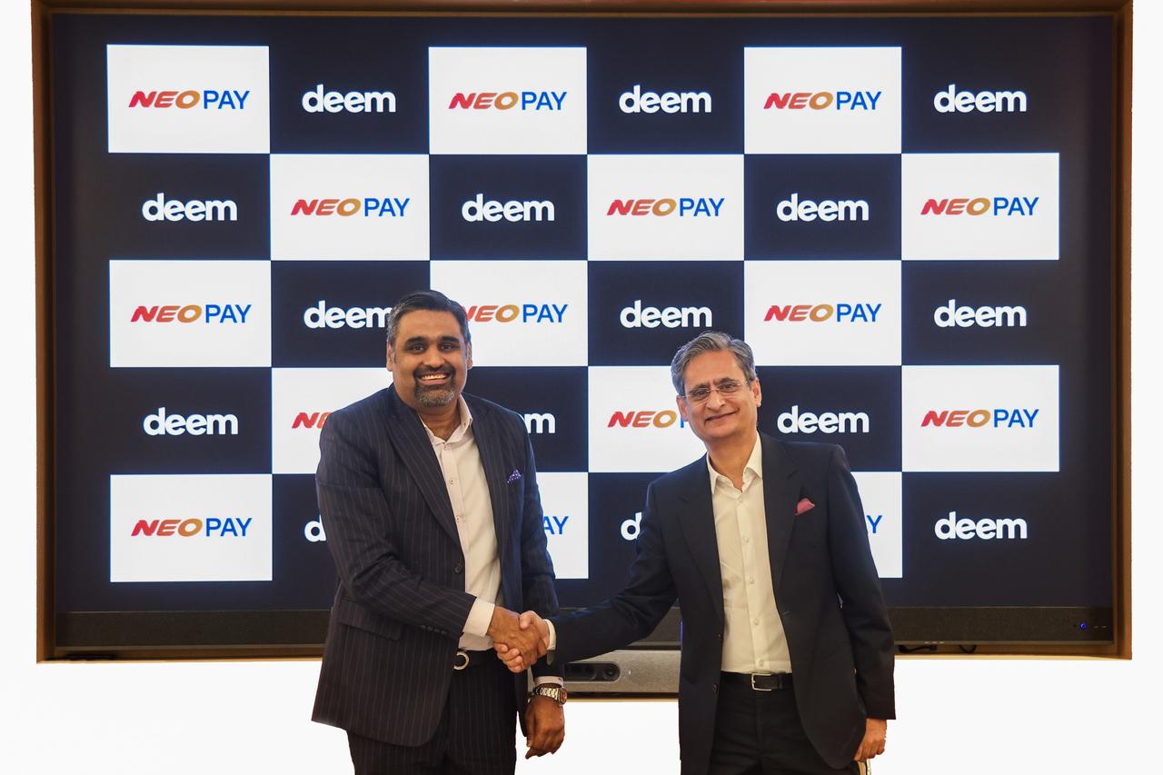 NEOPAY and Deem Finance representatives marking their partnership